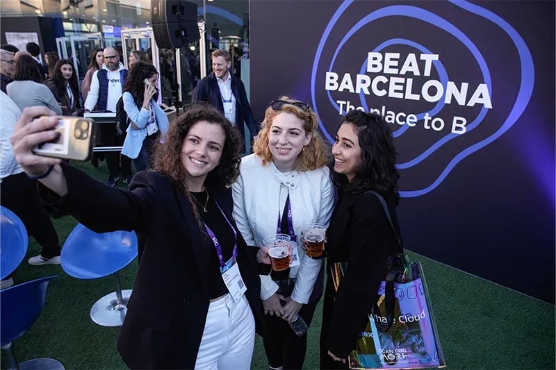 Attendees interacting at the 4YFN Community area, fostering a sense of belonging among entrepreneurs.